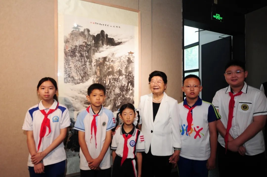 中国关工委主任顾秀莲出席2025年天津市“青少年党史学习月”暨老少共话党史学习教育成果书画展开幕式